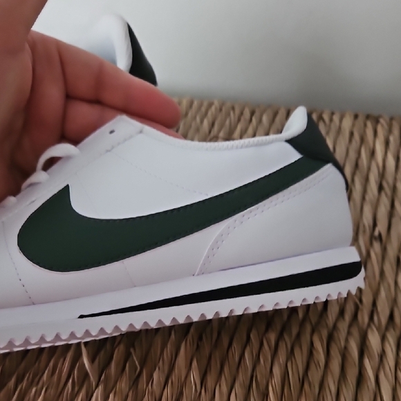Nike White and Green Sneakers Classic Retro Design - Picture 2 of 8